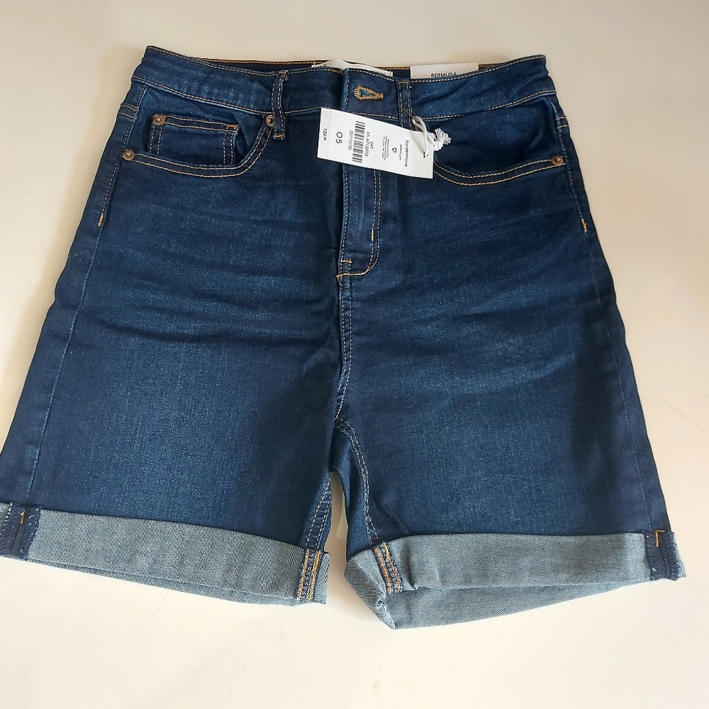 (01) Ladies Bermuda Jean shorts size 5